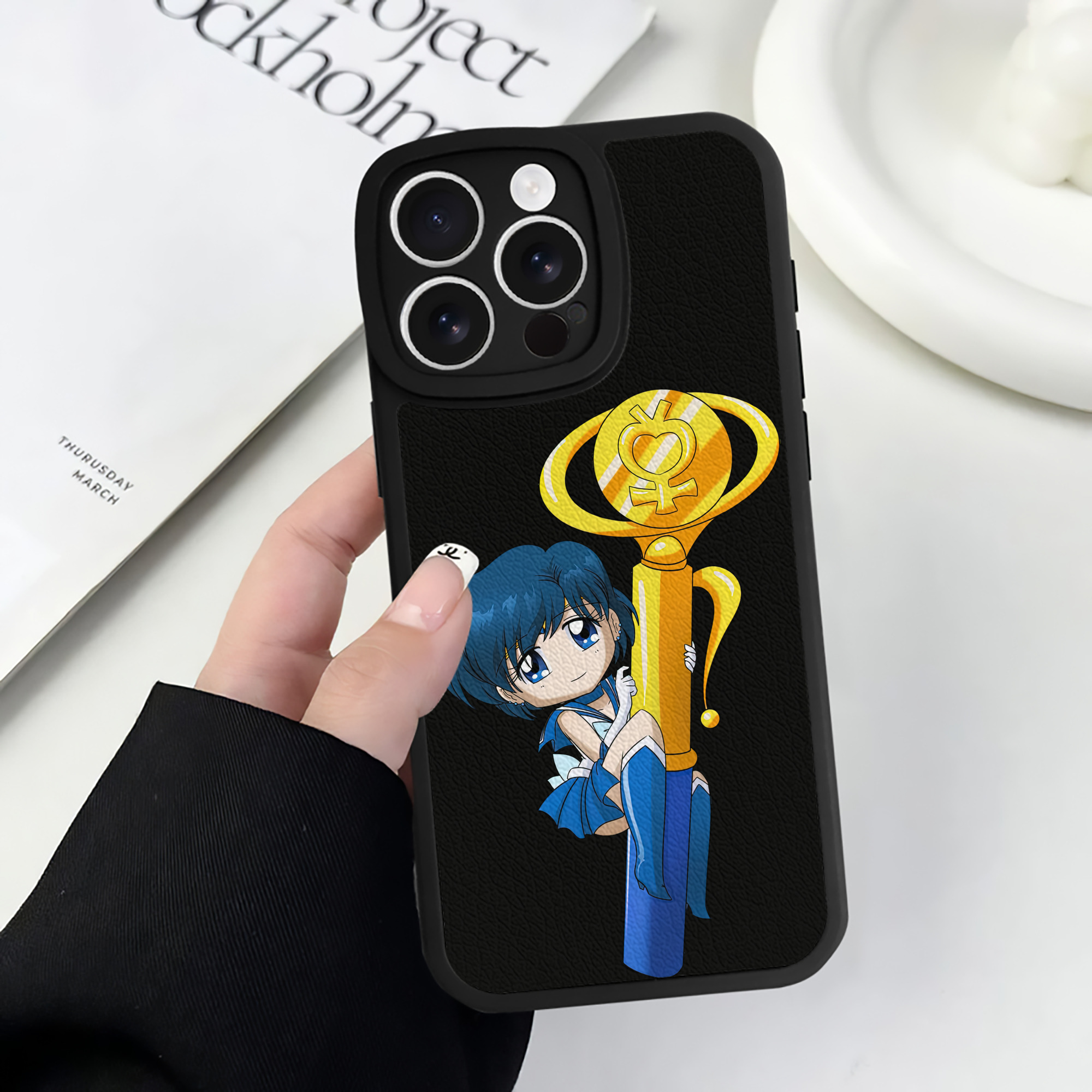 （画像用） 美少女戦士セーラームーン 水野 亜美 みずの あみ Sailor Moon Mizuno Ami 【iPhone 16シリーズ対応】シリコンスマホケース（レザー調） 材質：シリコン
